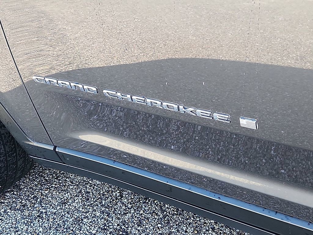 Used 2022 Jeep Grand Cherokee Limited w/ Trailer Tow Prep Group (B) image 11