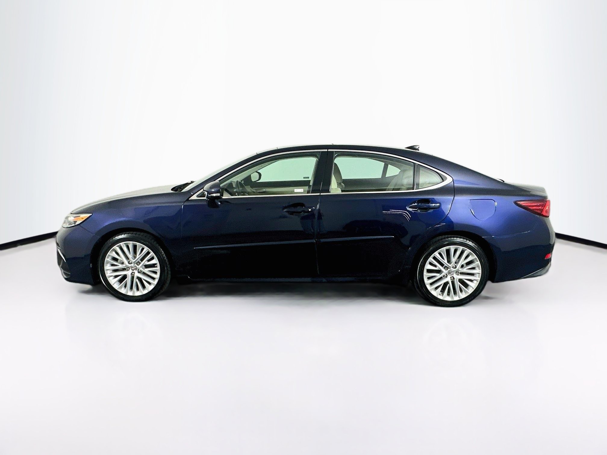 Used 2016 Lexus ES 350 w/ Ultra Luxury Package FWD image 4