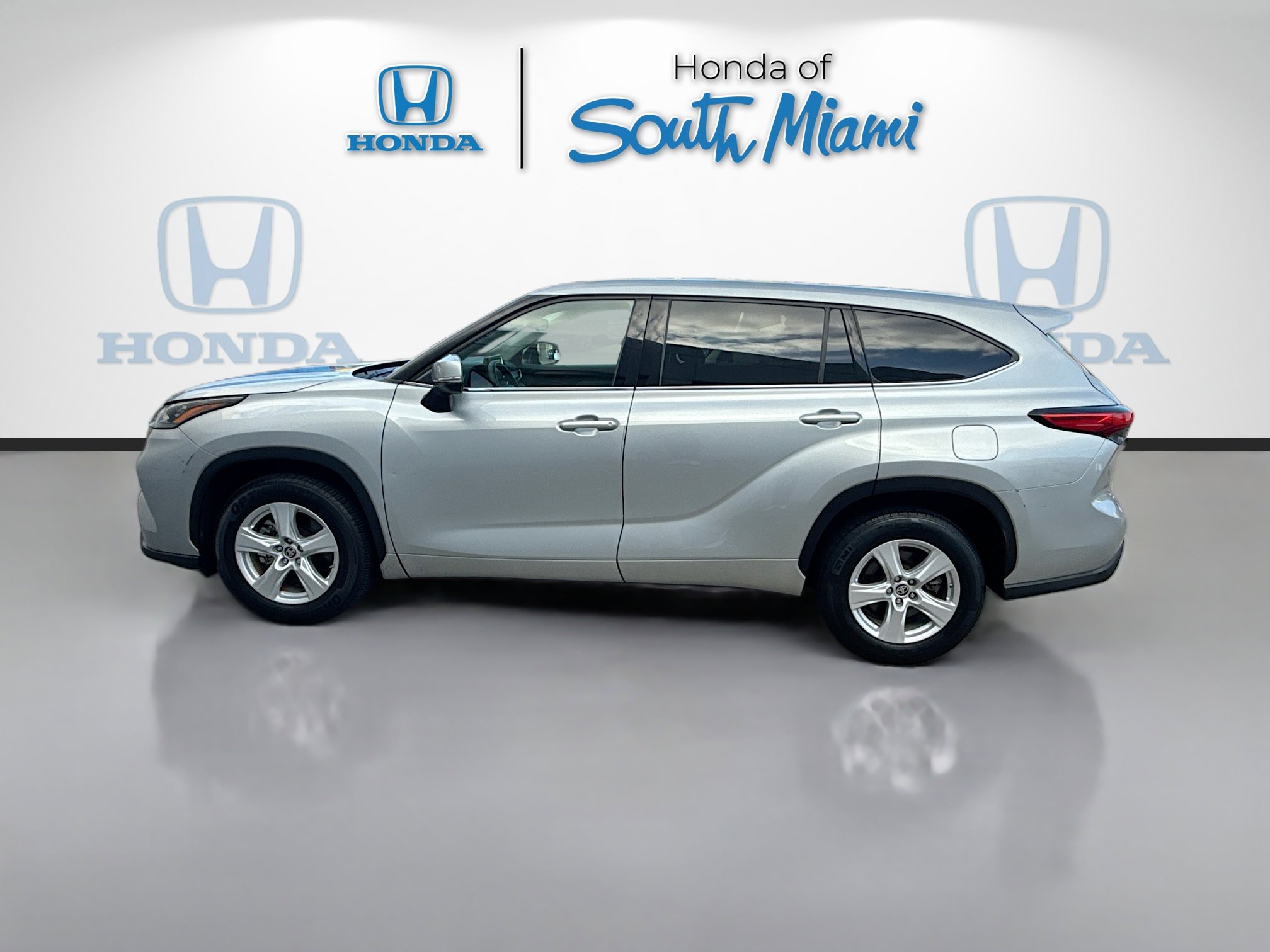 Used 2020 Toyota Highlander L FWD image 4