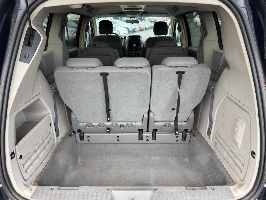 Used 2008 Chrysler Town & Country Touring FWD image 18