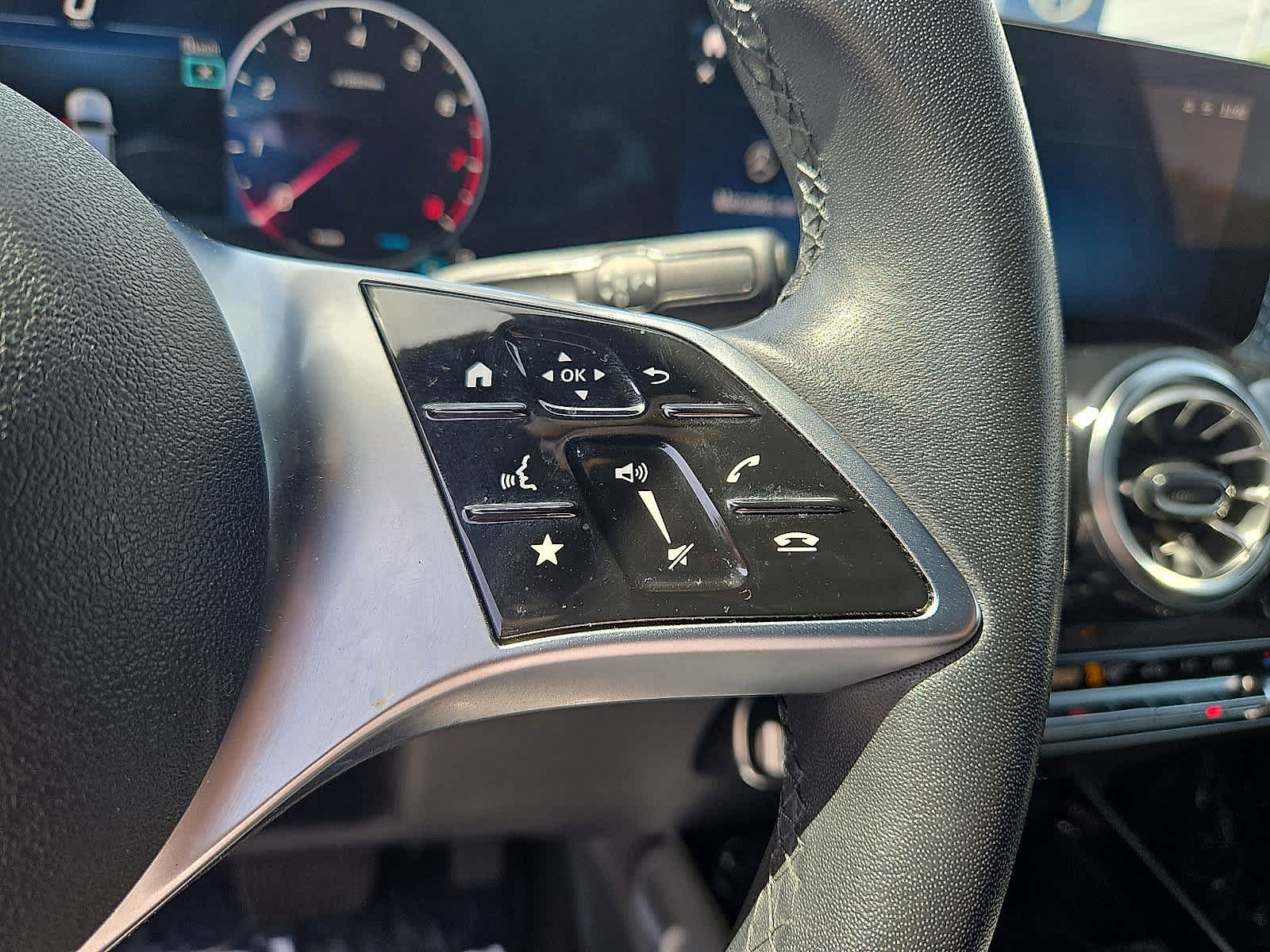 Used 2024 Mercedes-Benz GLB 250 4MATIC image 22