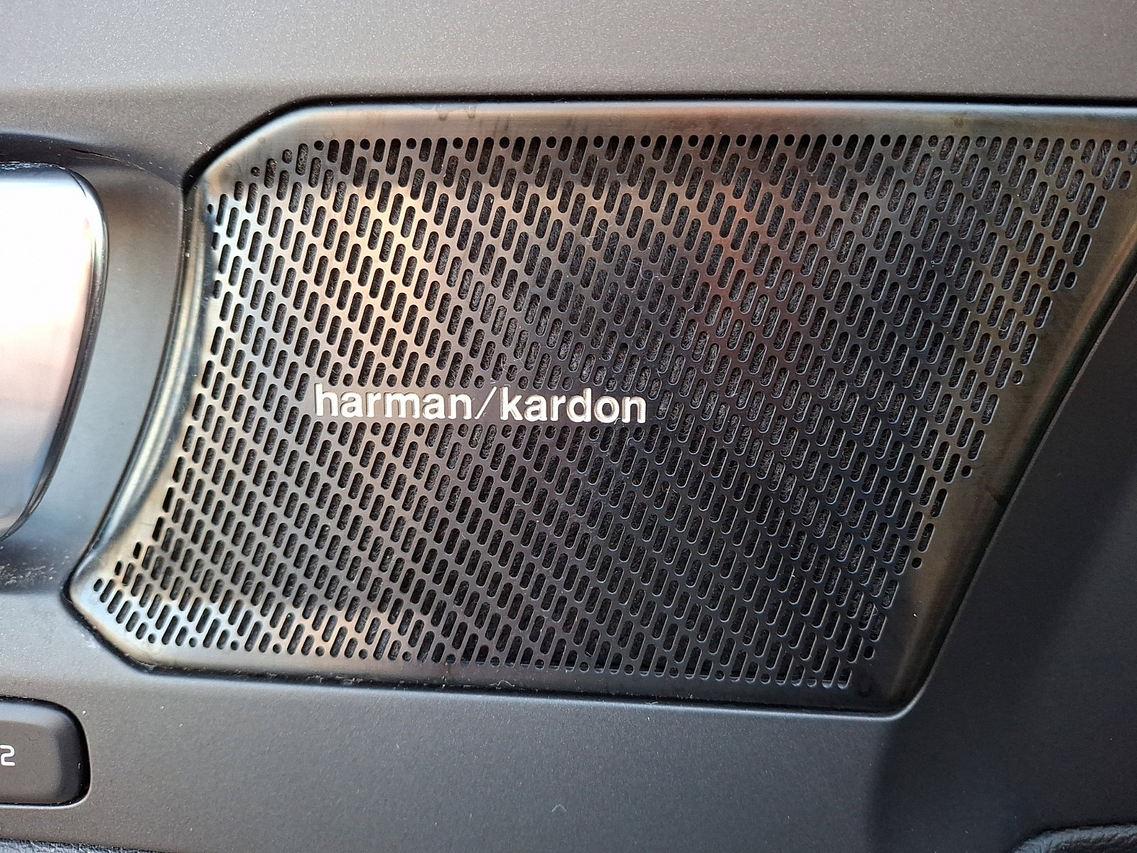 Used 2019 Volvo XC40 T5 Momentum image 14