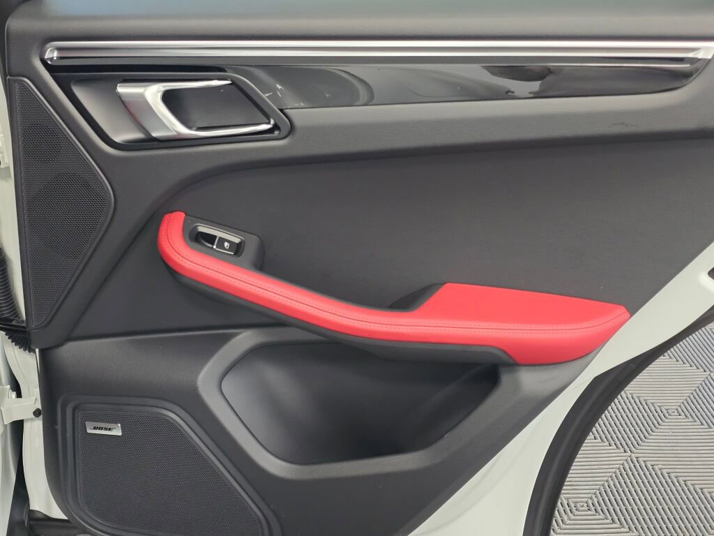 Certified 2025 Porsche Macan image 24