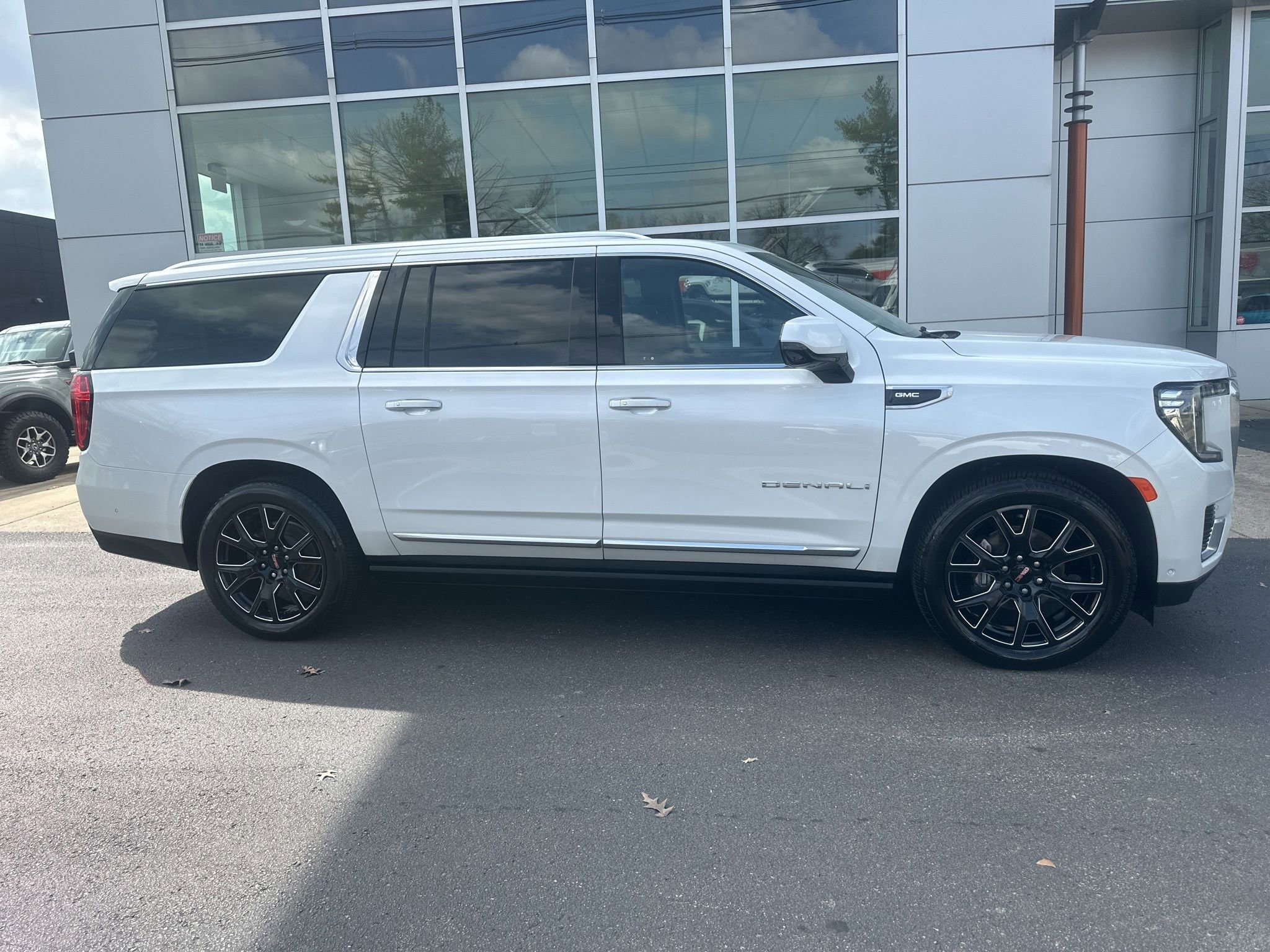 Used 2023 GMC Yukon XL Denali w/ Advanced Technology Package image 4