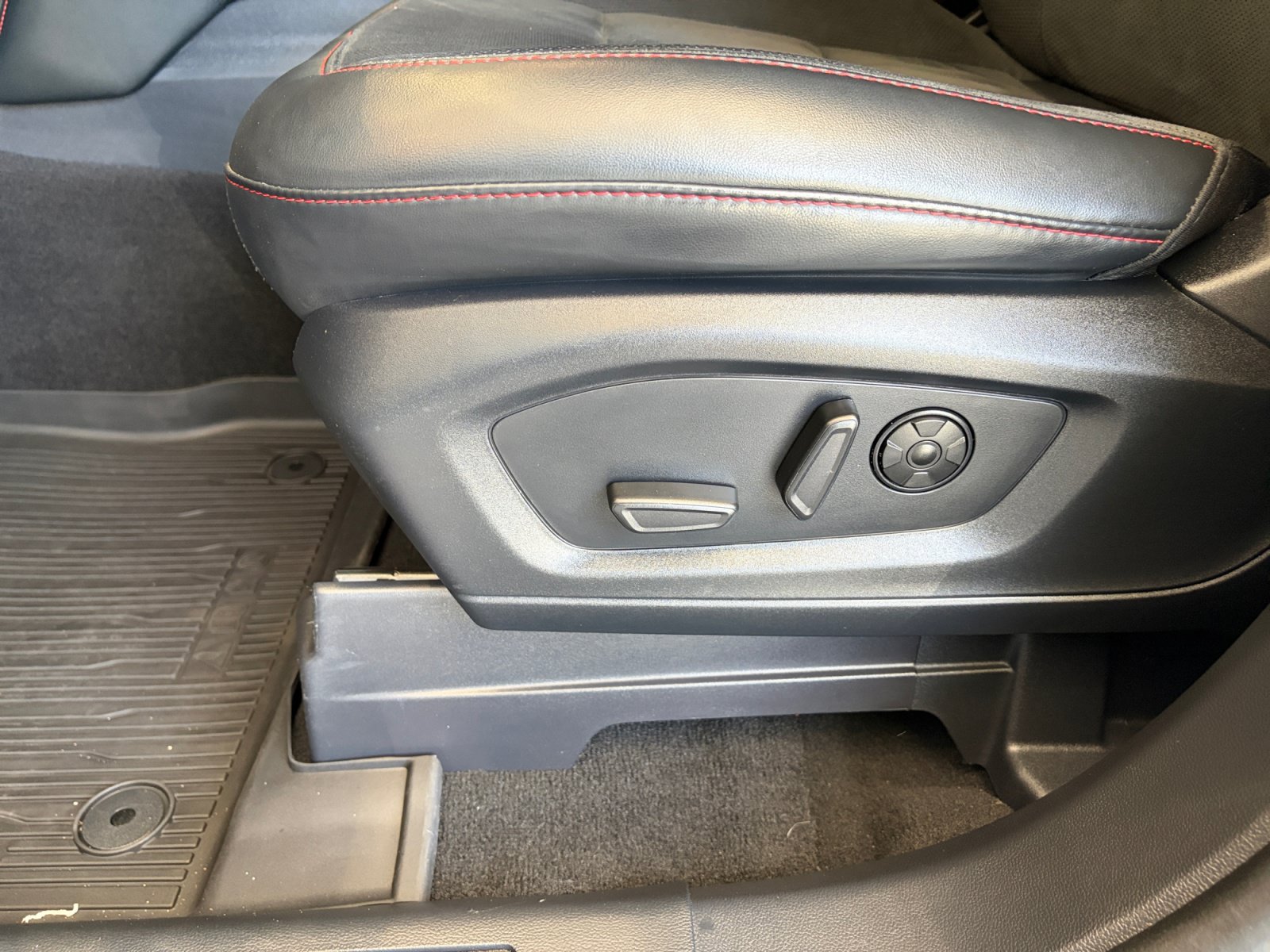 Used 2025 Ford Explorer ST AWD/4WD image 15