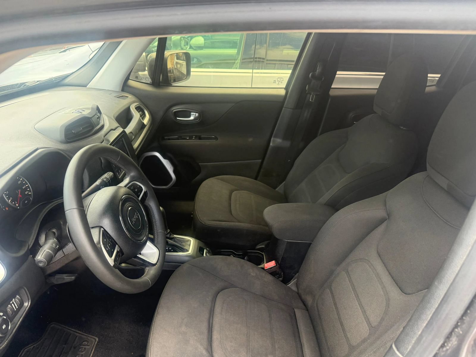 Used 2018 Jeep Renegade Latitude FWD image 9