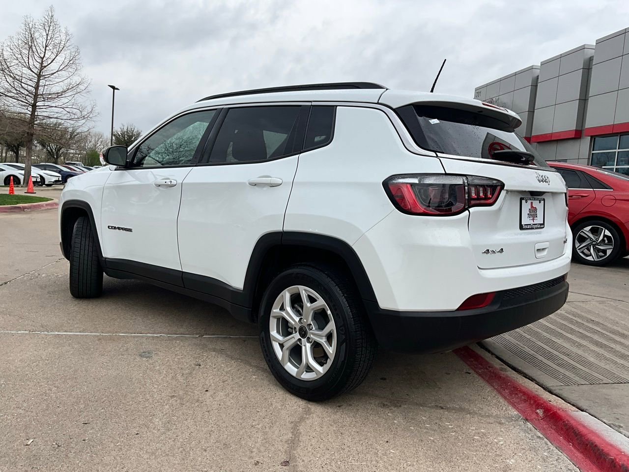 Used 2025 Jeep Compass Latitude AWD/4WD image 8