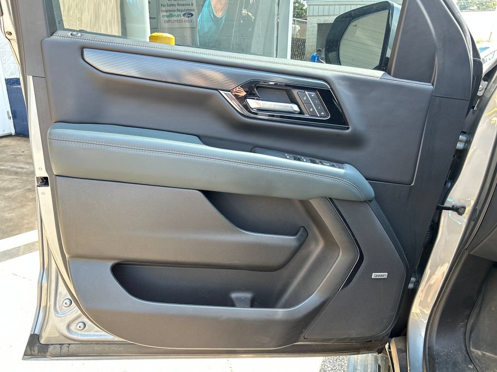 Used 2025 GMC Yukon AT4 w/ AT4 Premium Plus Package AWD/4WD image 9