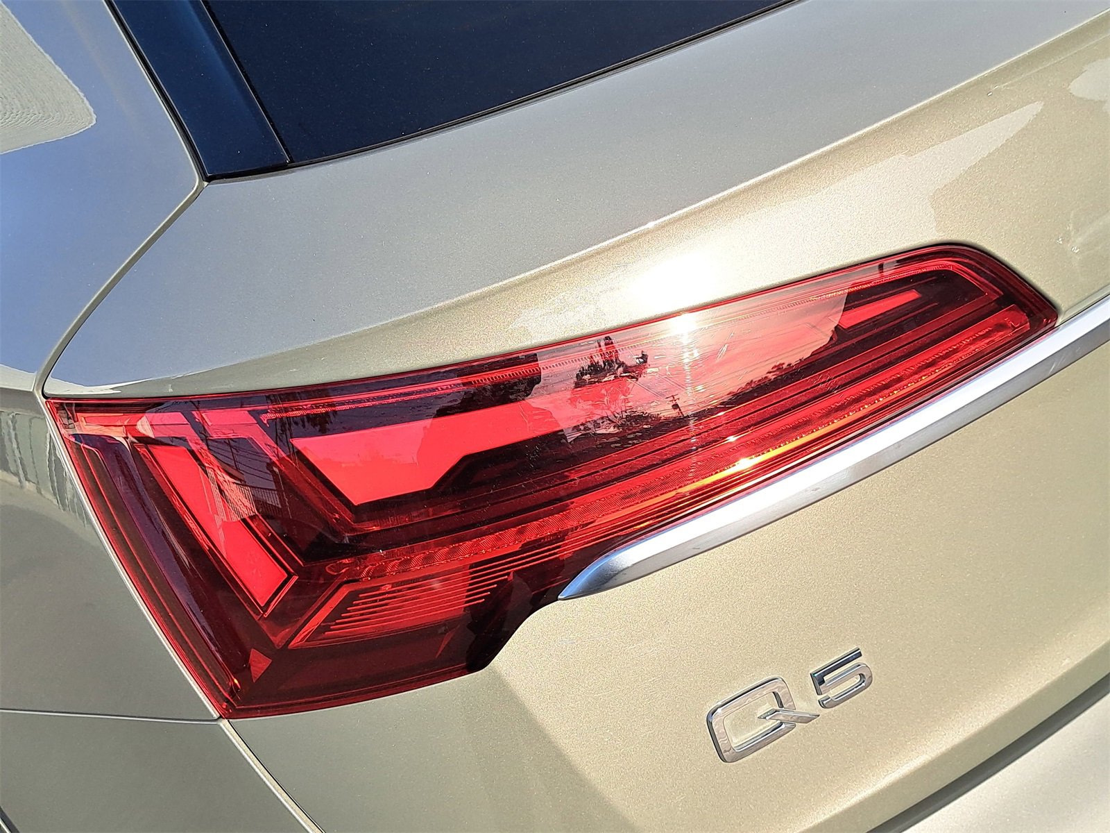 Used 2023 Audi Q5 e Premium w/ Convenience Package image 38