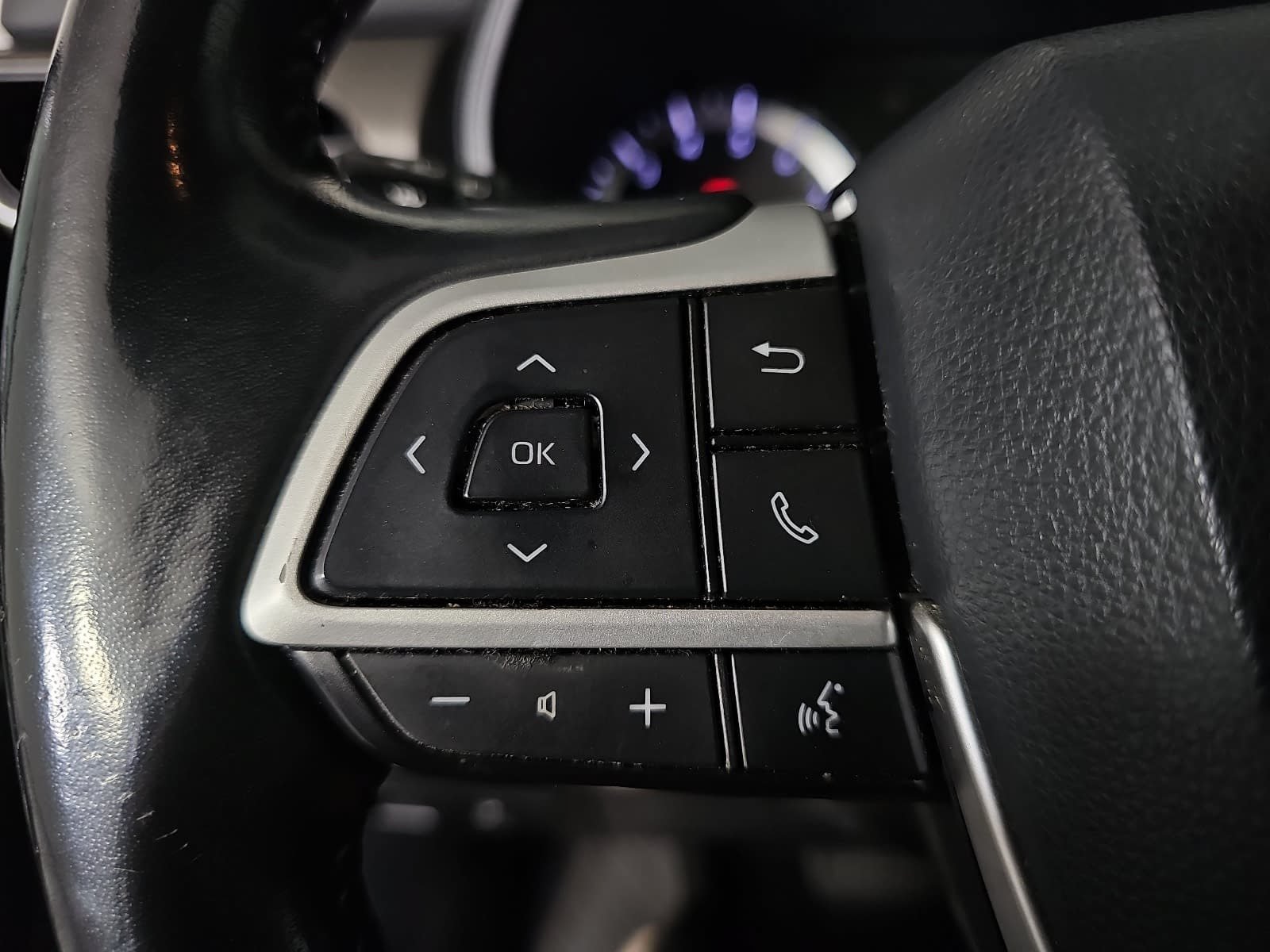 Used 2022 Toyota Highlander LE AWD/4WD image 17