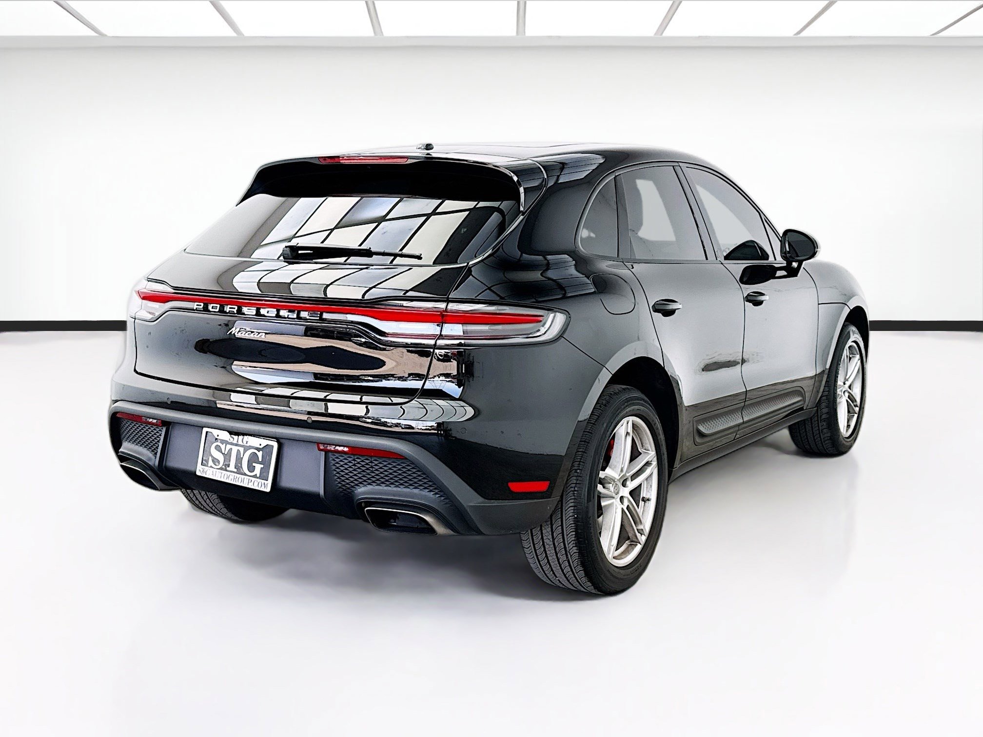Used 2022 Porsche Macan AWD/4WD image 4