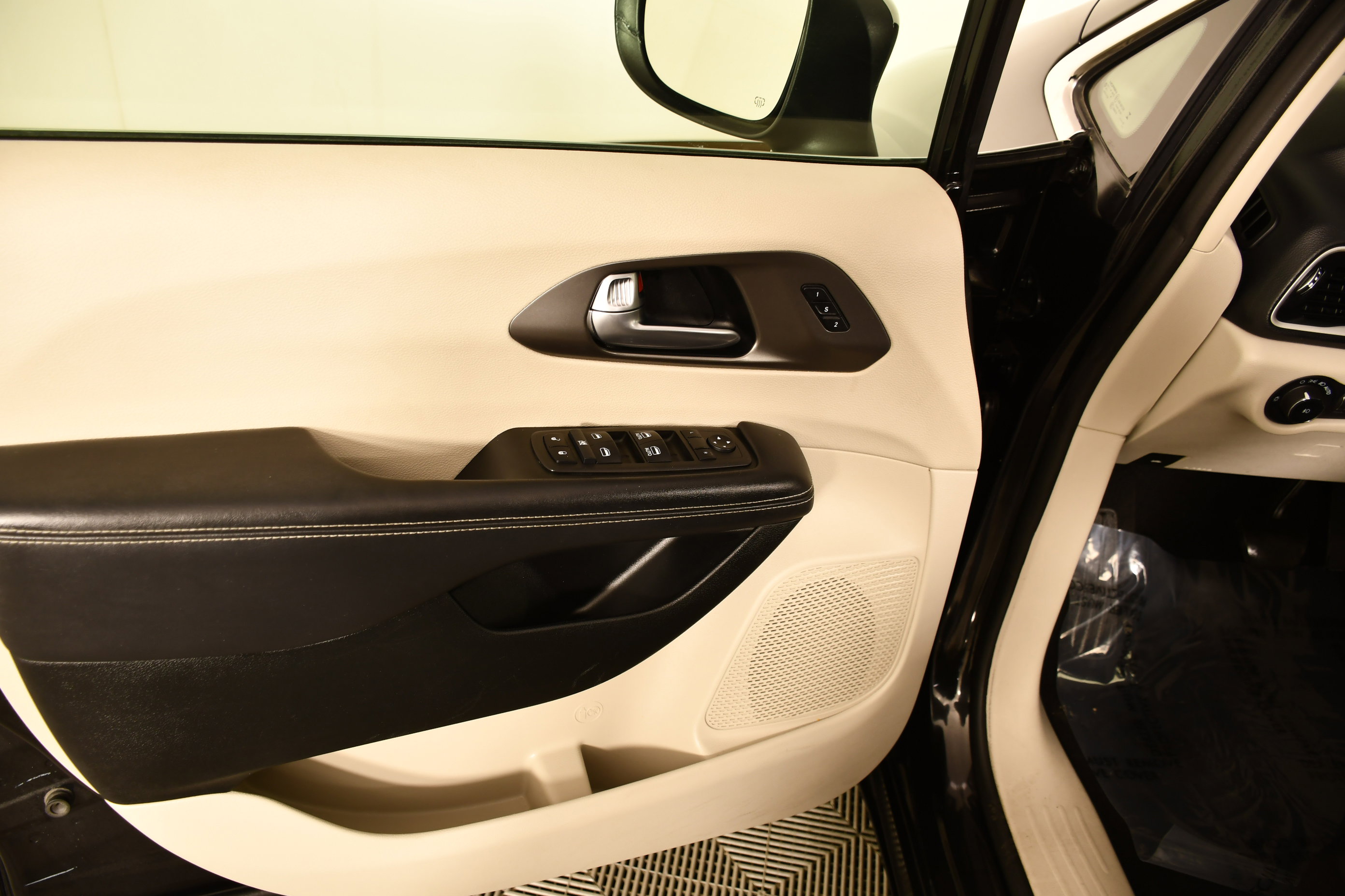 Used 2023 Chrysler Pacifica Touring-L image 36