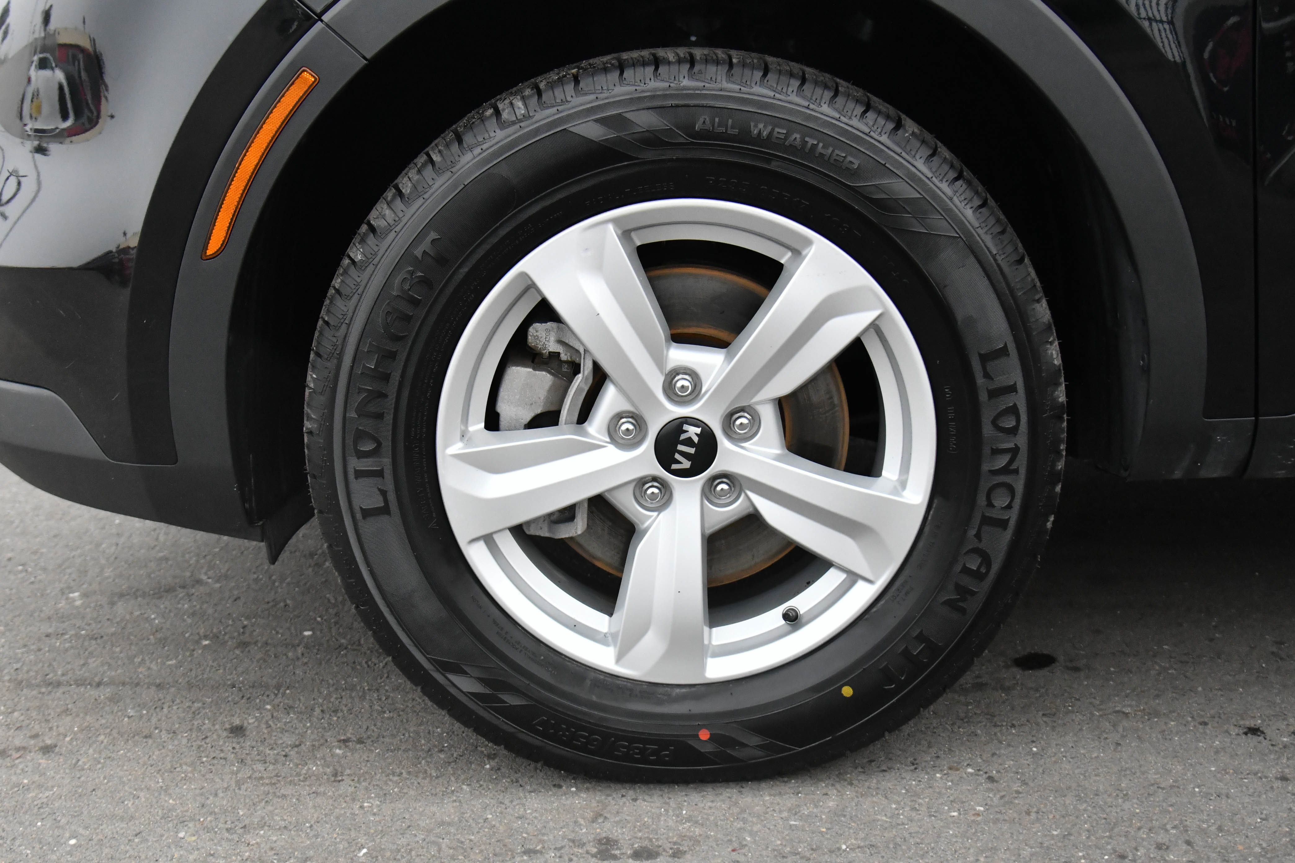 Used 2023 Kia Sorento LX image 12