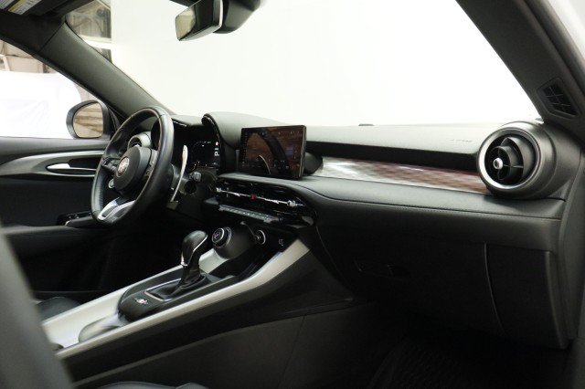 Used 2024 Alfa Romeo Tonale Veloce w/ Premium Interior Package AWD/4WD image 21