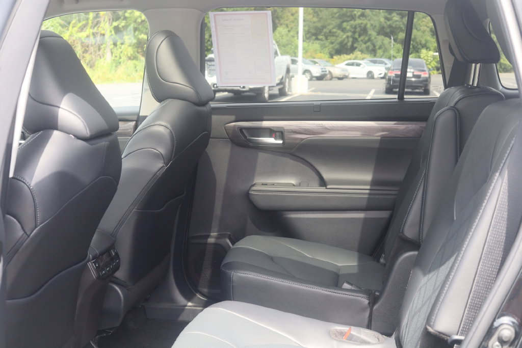 Used 2026 Toyota Highlander Platinum AWD/4WD image 31