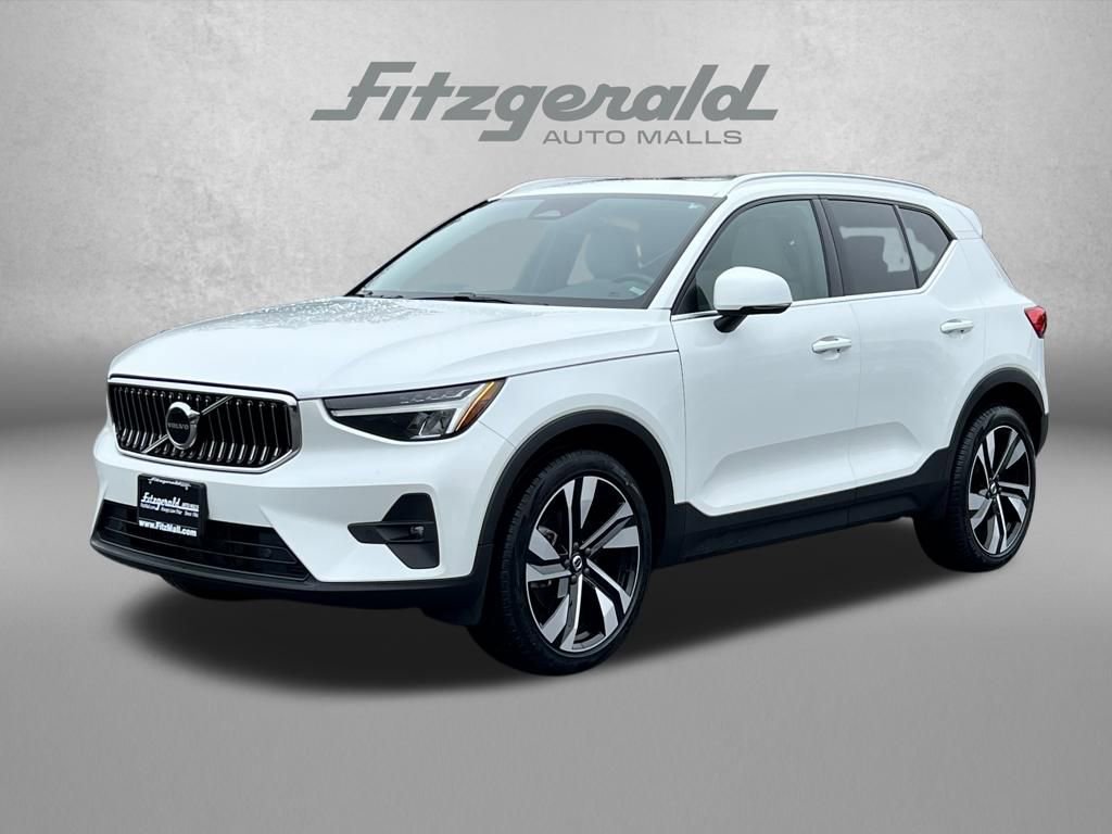 Used 2023 Volvo XC40 B4 Plus image 2