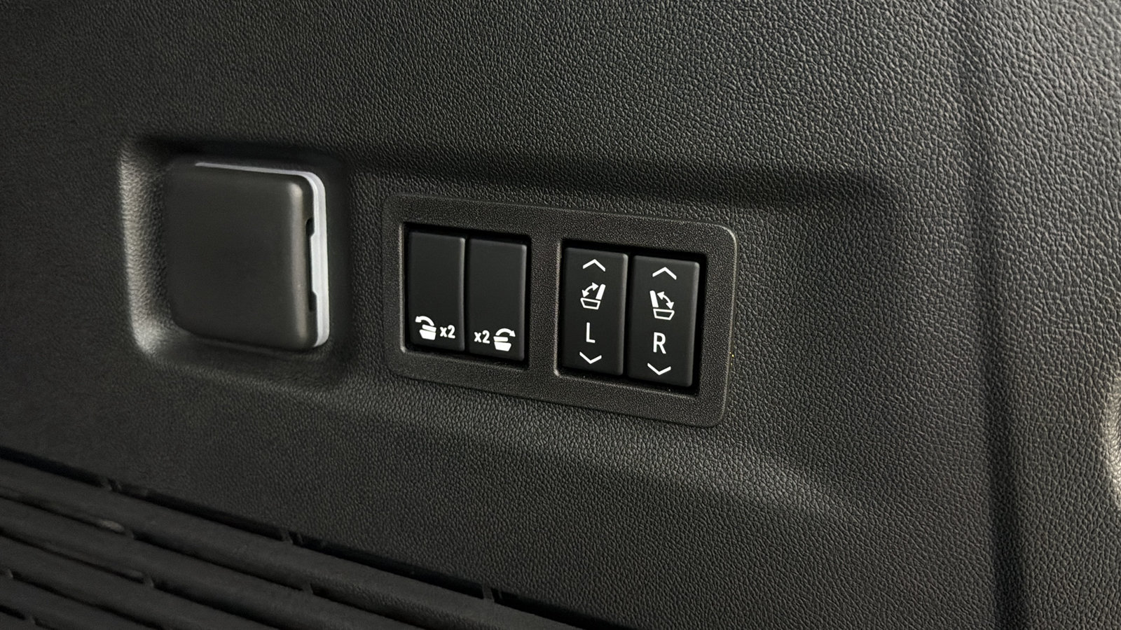 Used 2026 GMC Yukon XL Denali Ultimate w/ LPO, Floor Liner Package AWD/4WD image 15