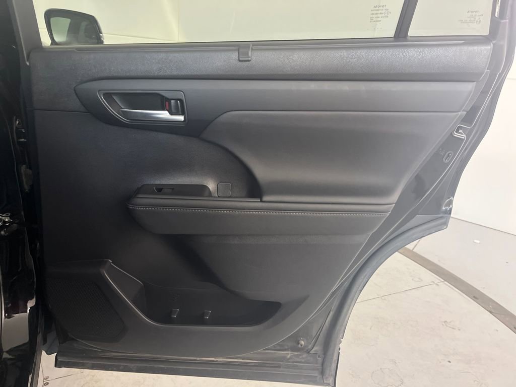Used 2023 Toyota Highlander XSE image 29