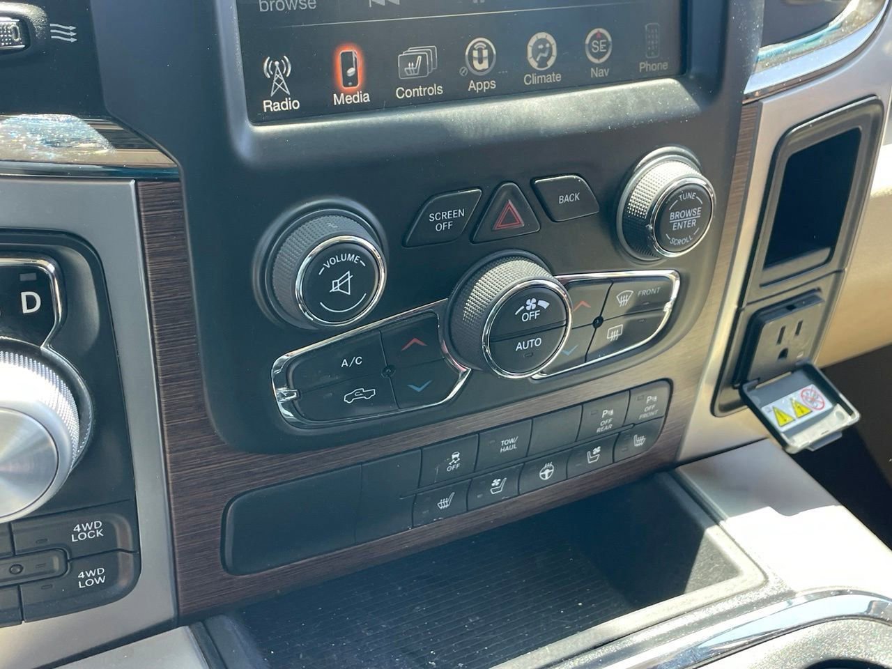 Used 2016 RAM 1500 Laramie w/ Convenience Group AWD/4WD image 8