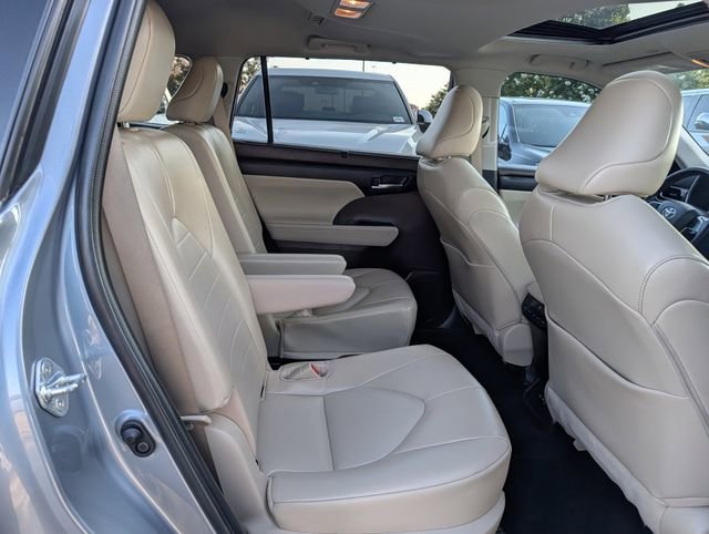 Used 2022 Toyota Highlander XLE FWD image 32