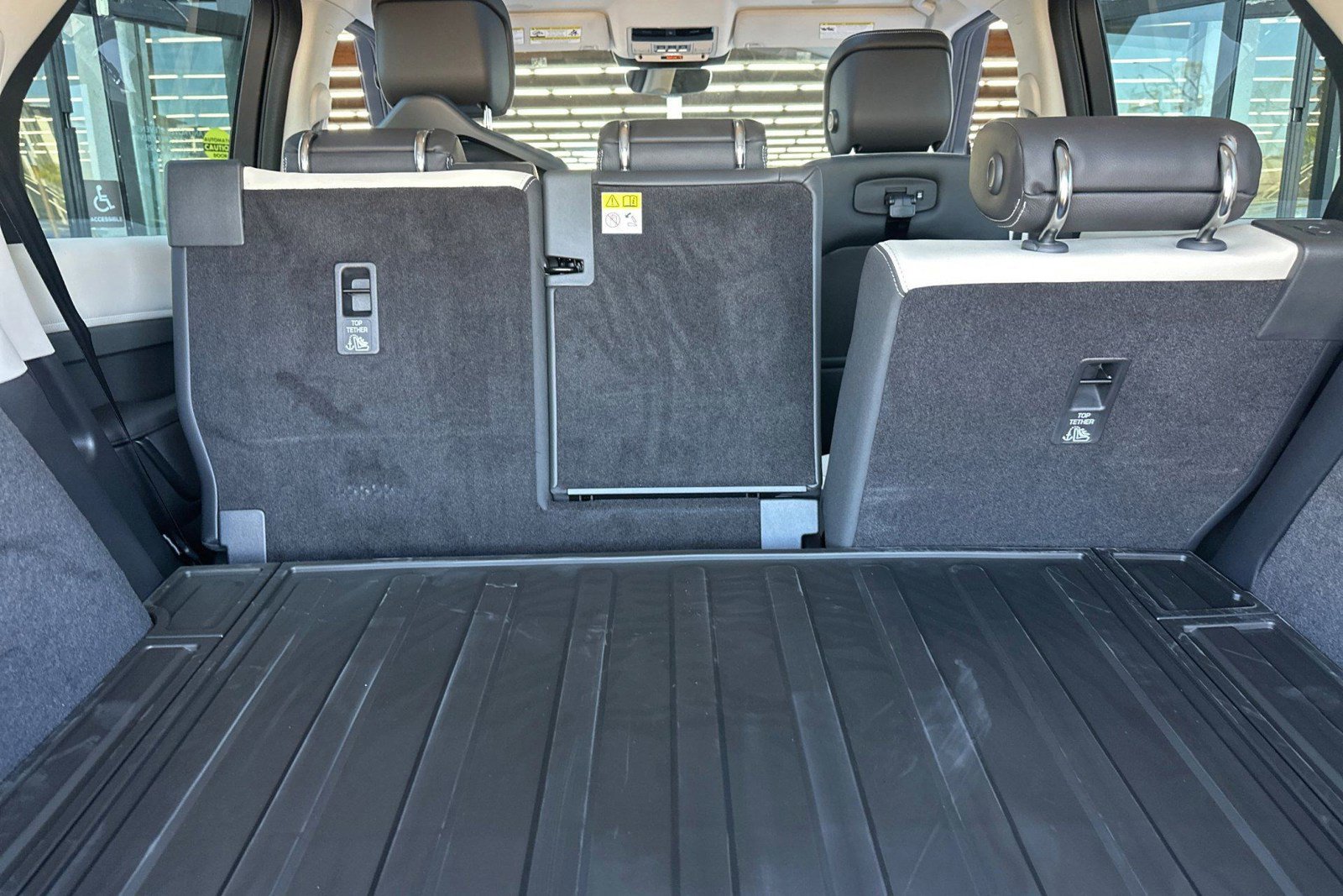 New 2026 Land Rover Discovery Limited Edition AWD/4WD image 28