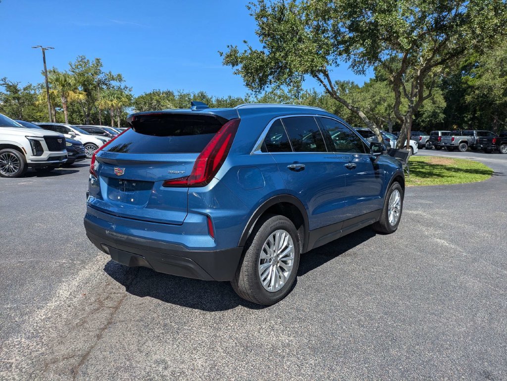 Certified 2024 Cadillac XT4 Luxury w/ Cold Weather Package FWD image 4