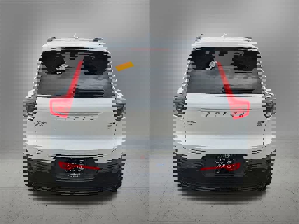 Used 2023 Volvo XC40 B5 Plus w/ Driver Assist Package image 4