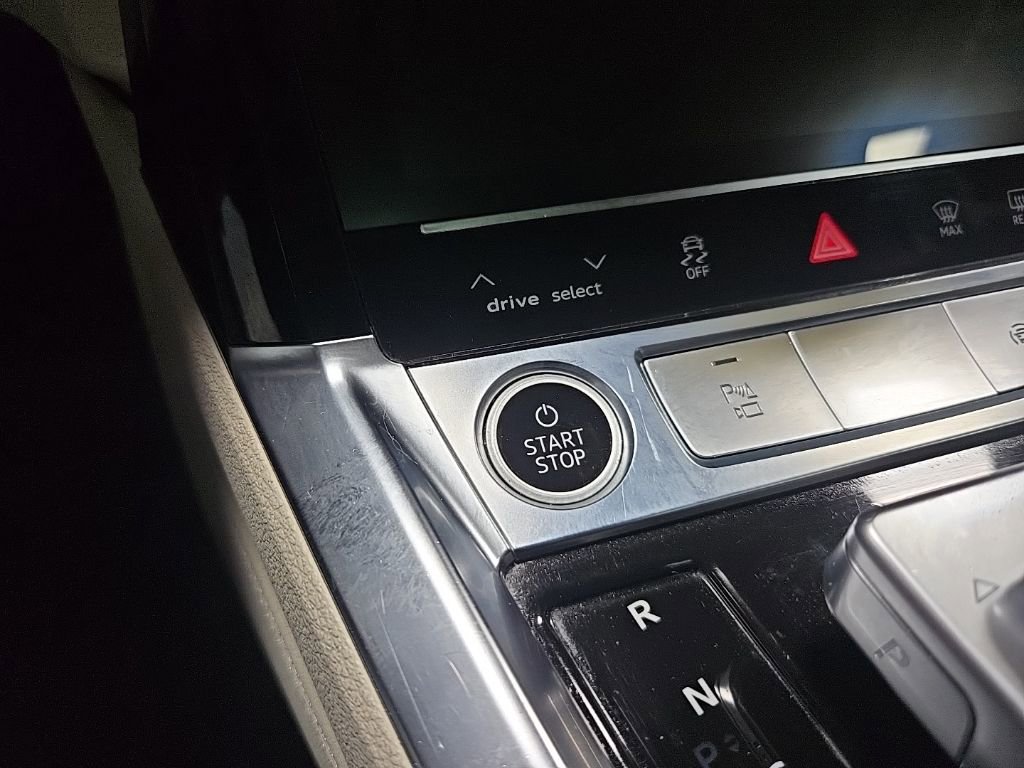 Used 2022 Audi e-tron Premium Plus w/ Premium Plus Package image 18