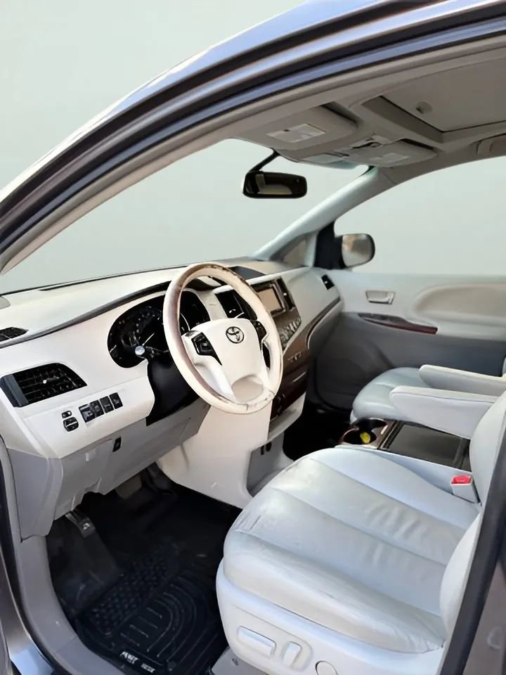 Used 2014 Toyota Sienna XLE image 15