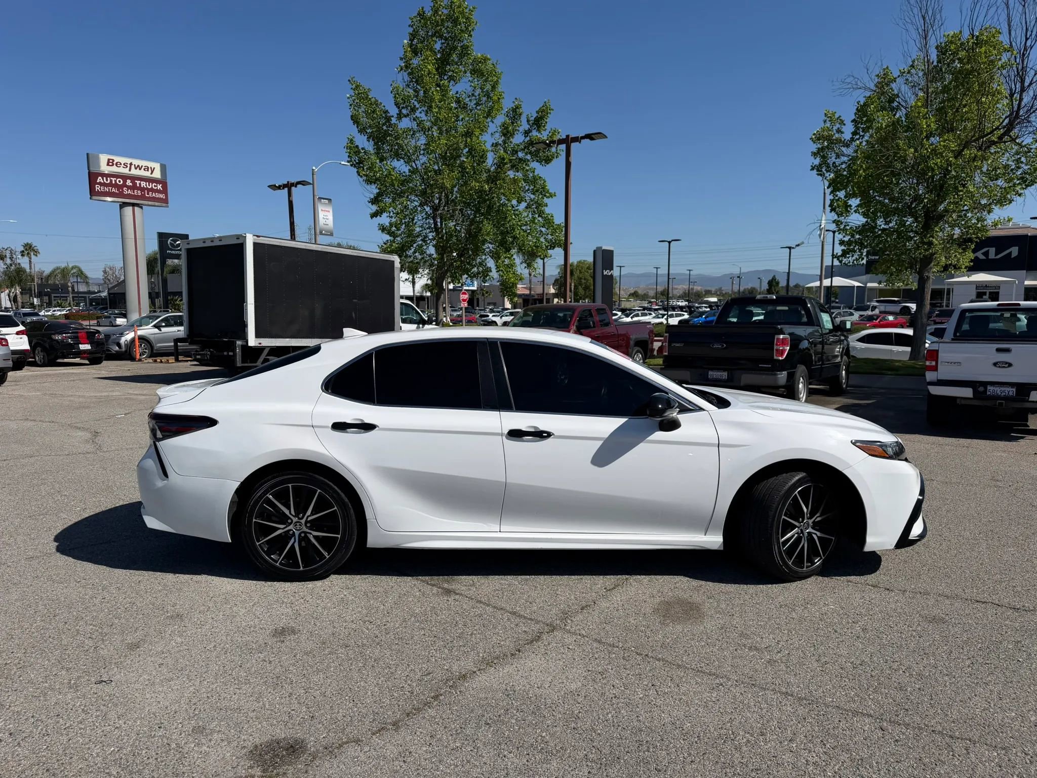 Used 2021 Toyota Camry SE FWD image 2