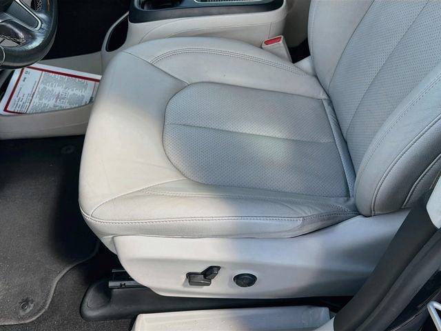 Used 2021 Chrysler Pacifica Touring-L FWD image 19