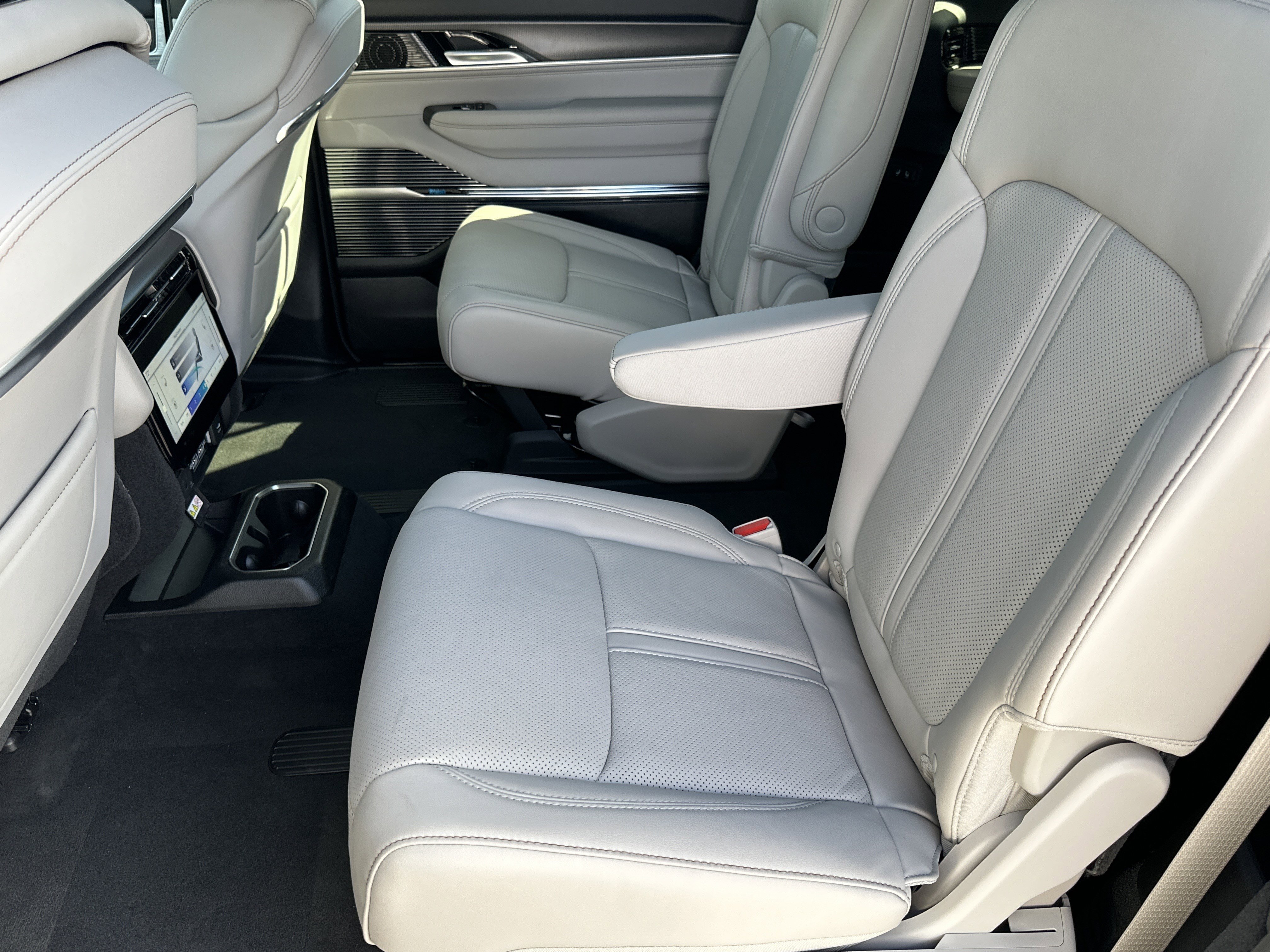 New 2026 Jeep Grand Wagoneer L Summit w/ Premium Group III image 11