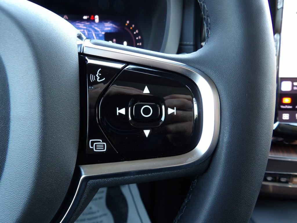 Certified 2023 Volvo XC60 B5 Ultimate w/ Climate Package image 21