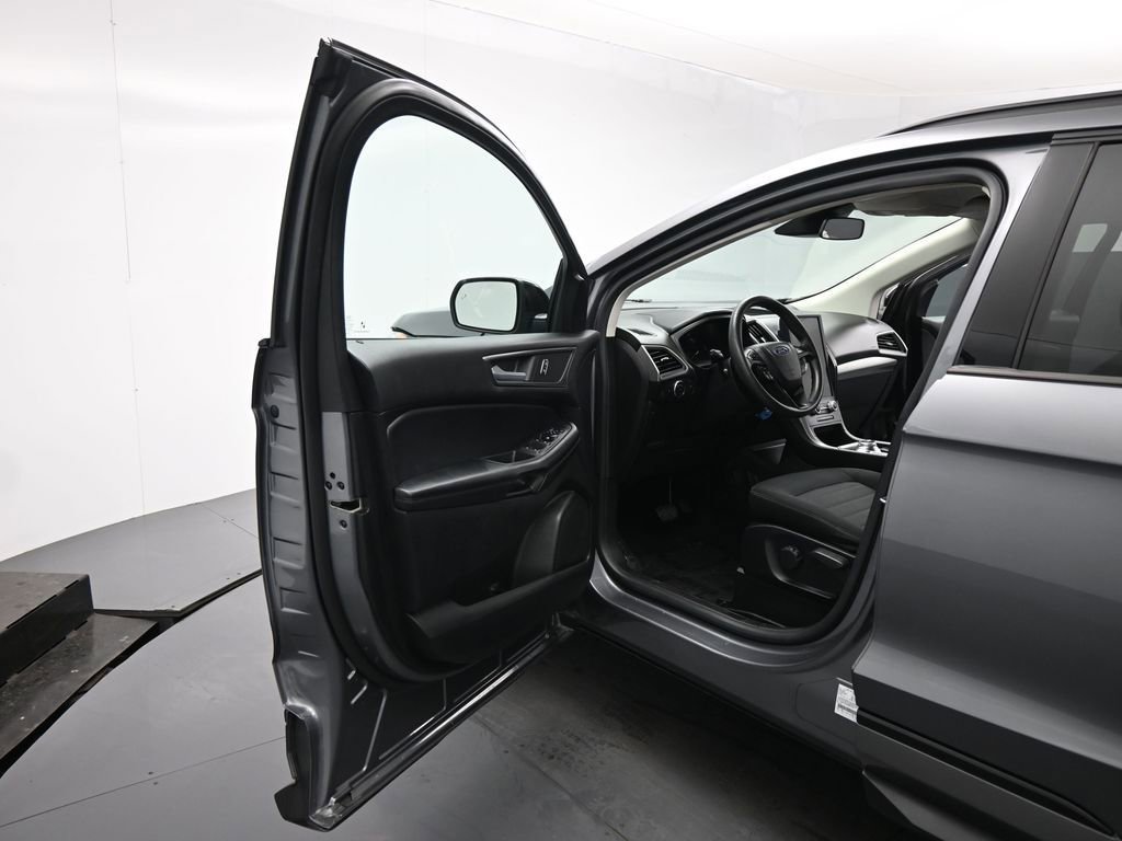Certified 2022 Ford Edge SE w/ Black Appearance Package image 9