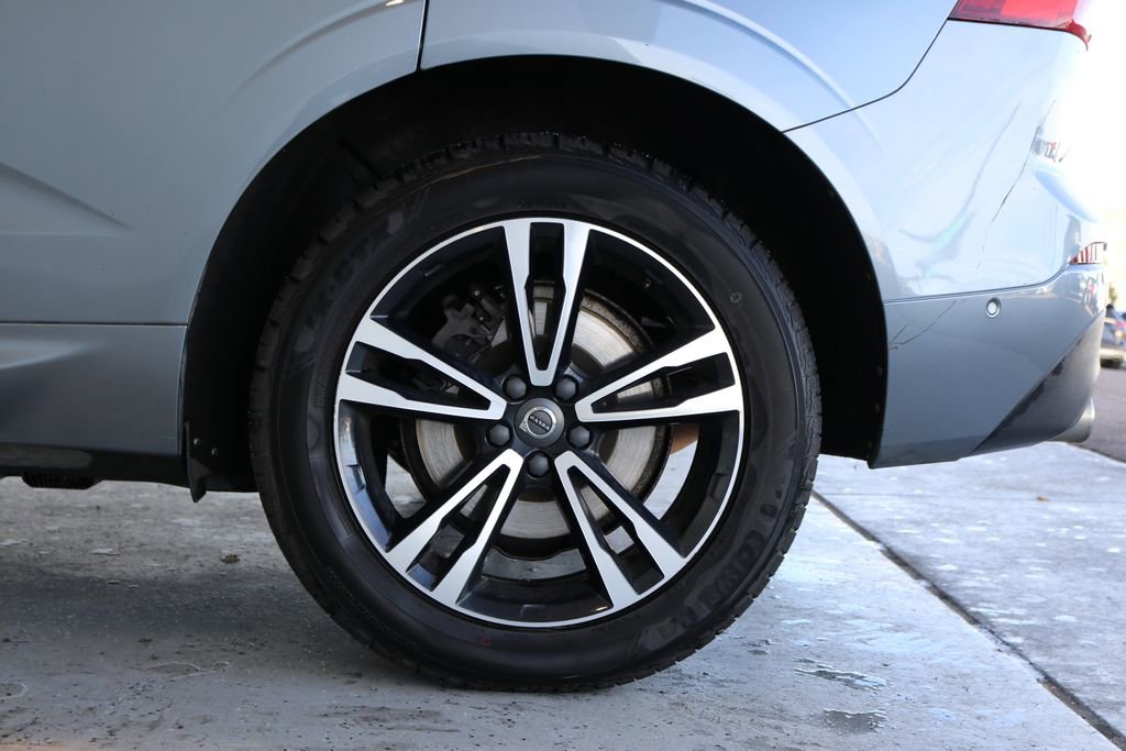 Used 2018 Volvo XC60 T6 Momentum w/ Vision Package image 16