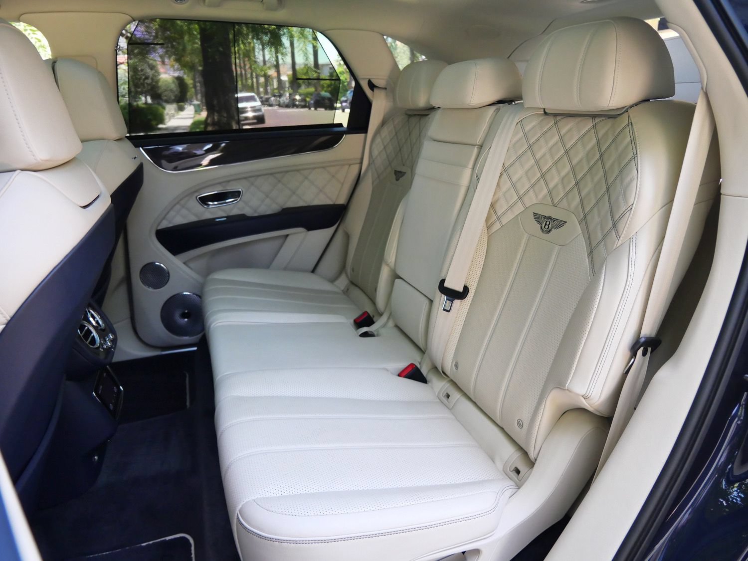Used 2022 Bentley Bentayga AWD/4WD image 16
