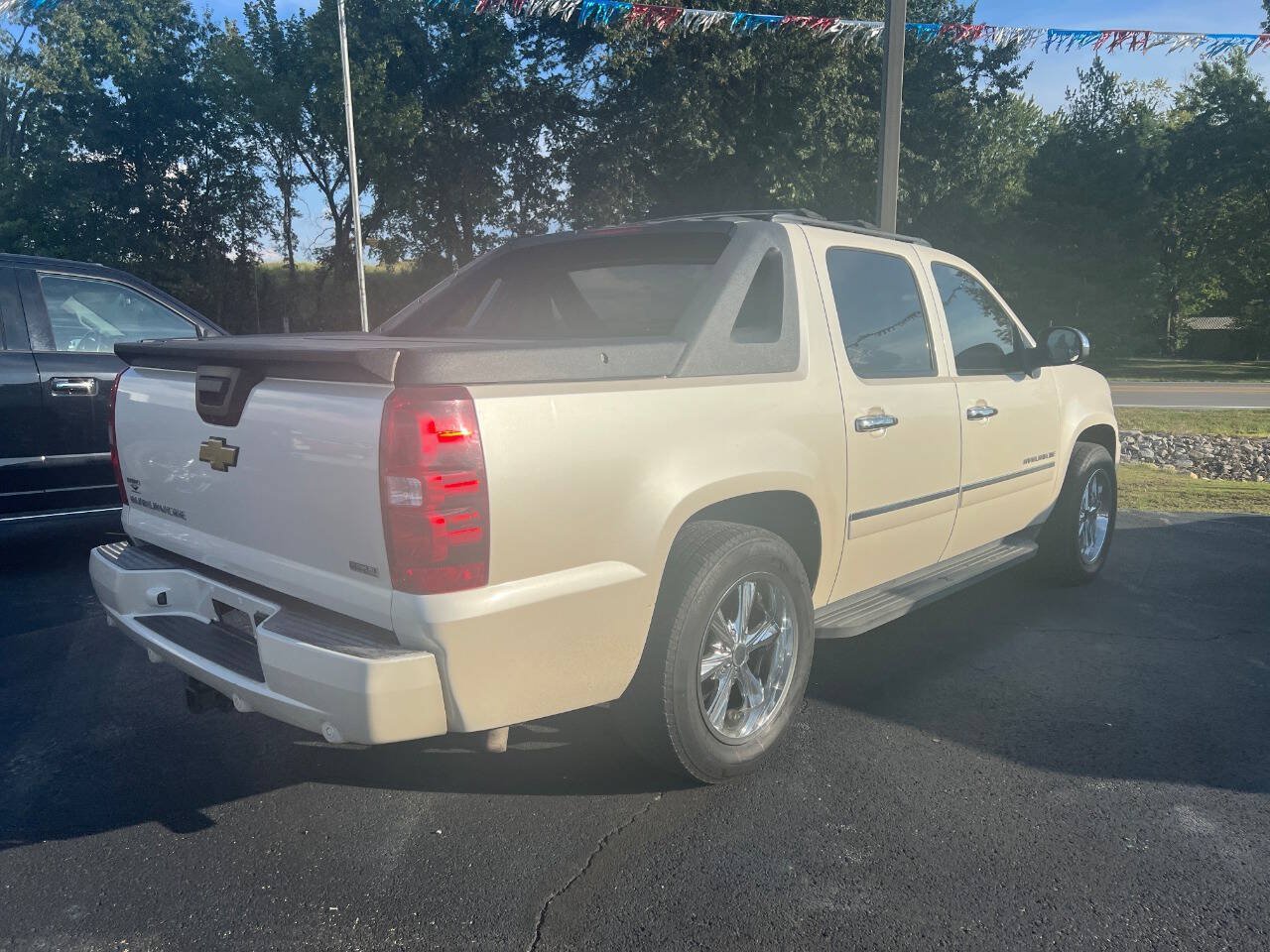 Used 2011 Chevrolet Avalanche LTZ RWD image 4