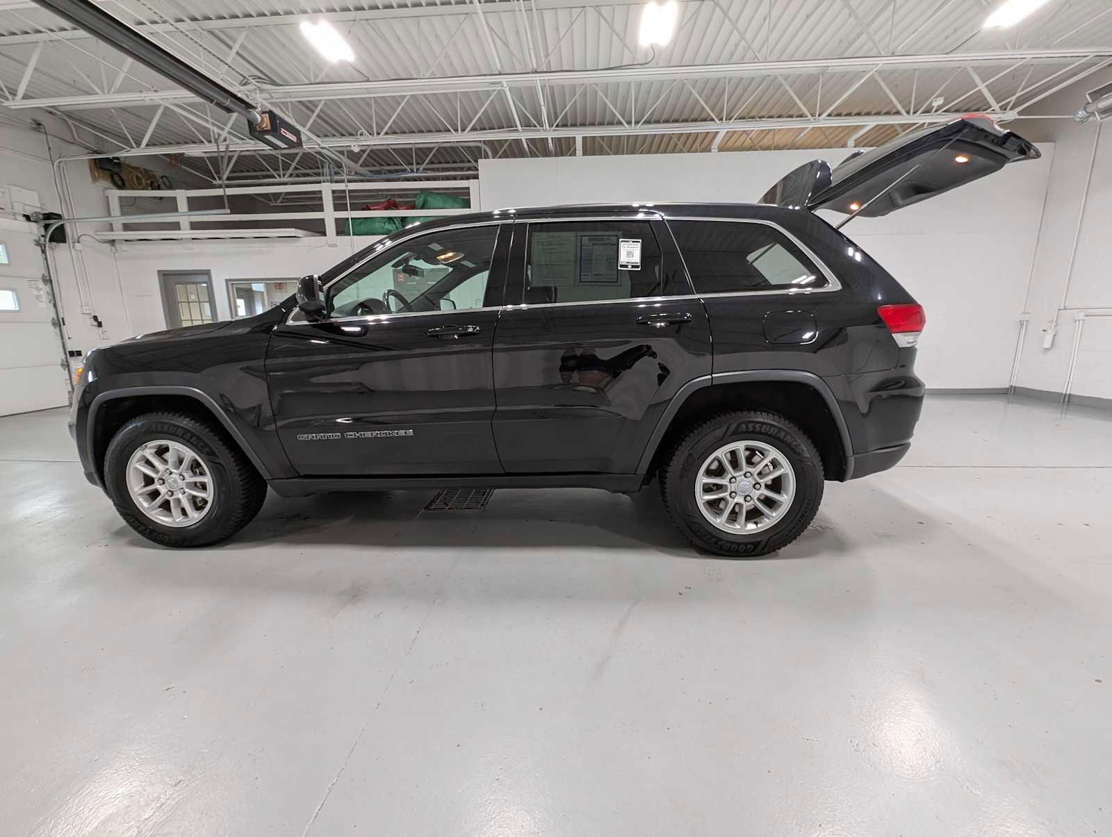 Used 2019 Jeep Grand Cherokee Laredo image 11