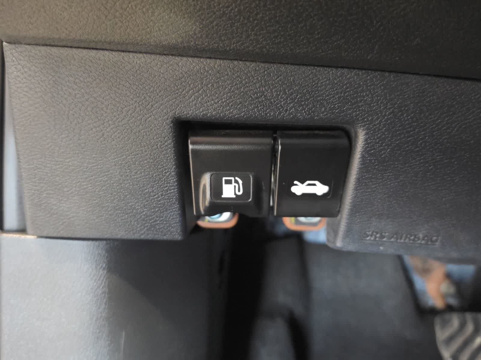 Used 2022 Nissan Kicks S FWD image 17