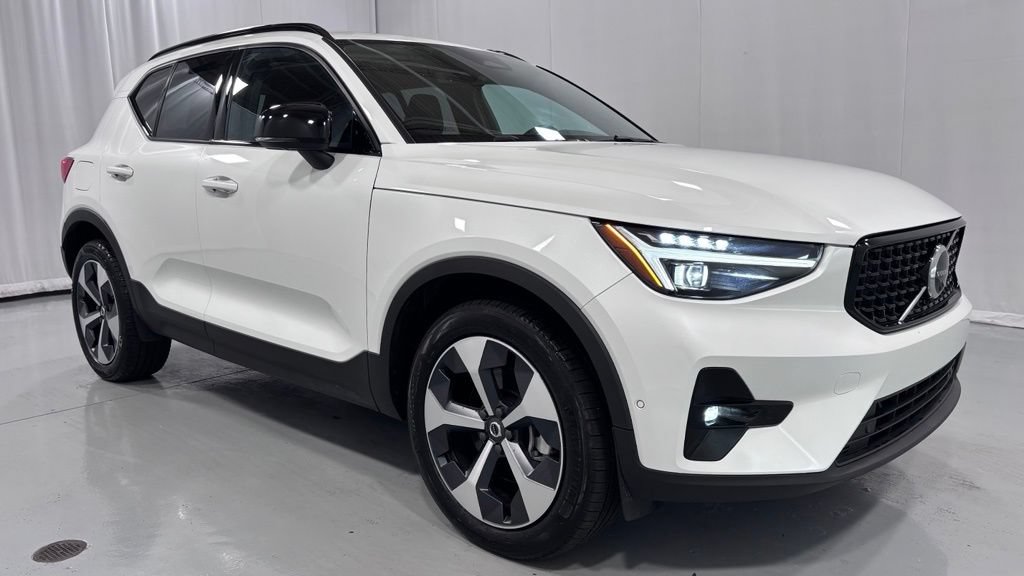 Certified 2026 Volvo XC40 B5 Plus AWD/4WD image 4
