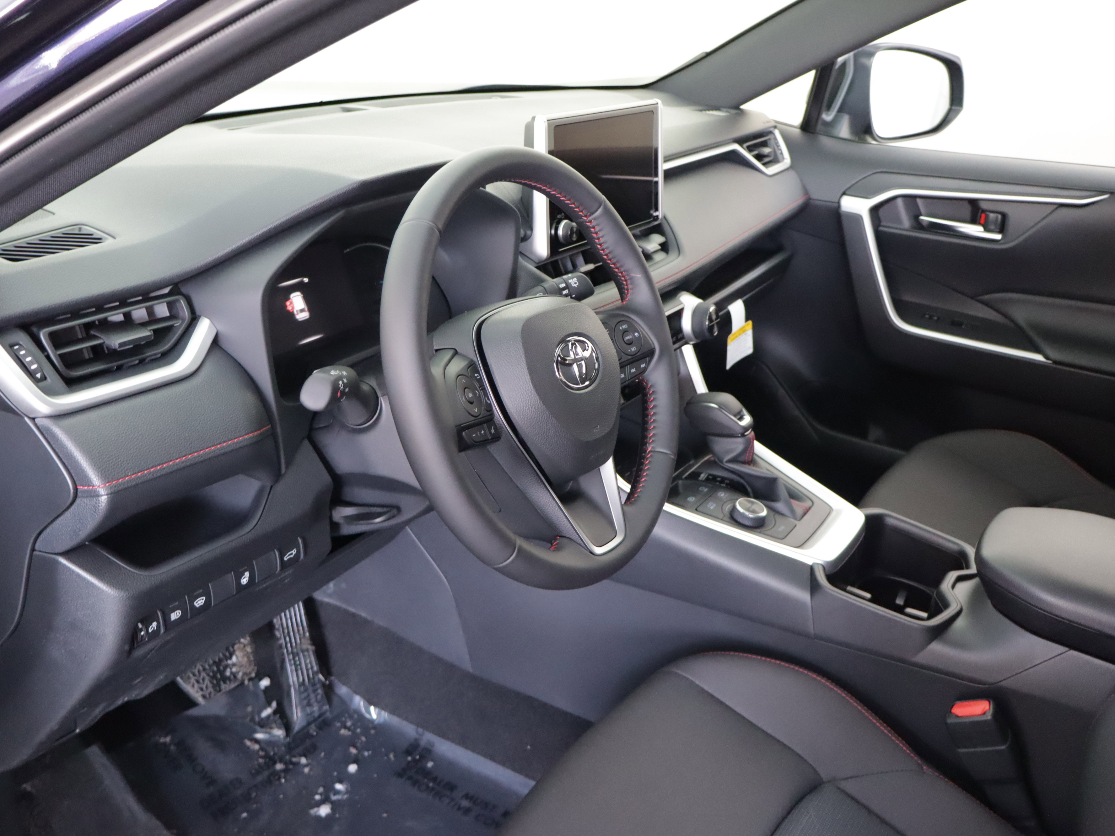 Used 2025 Toyota RAV4 SE image 11