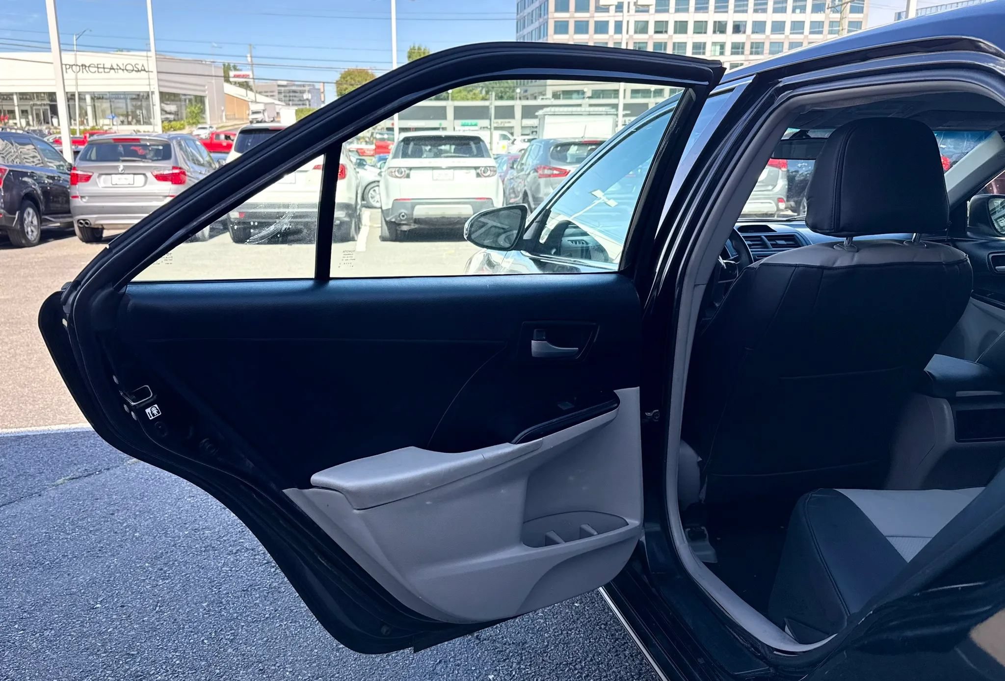 Used 2014 Toyota Camry LE FWD image 23