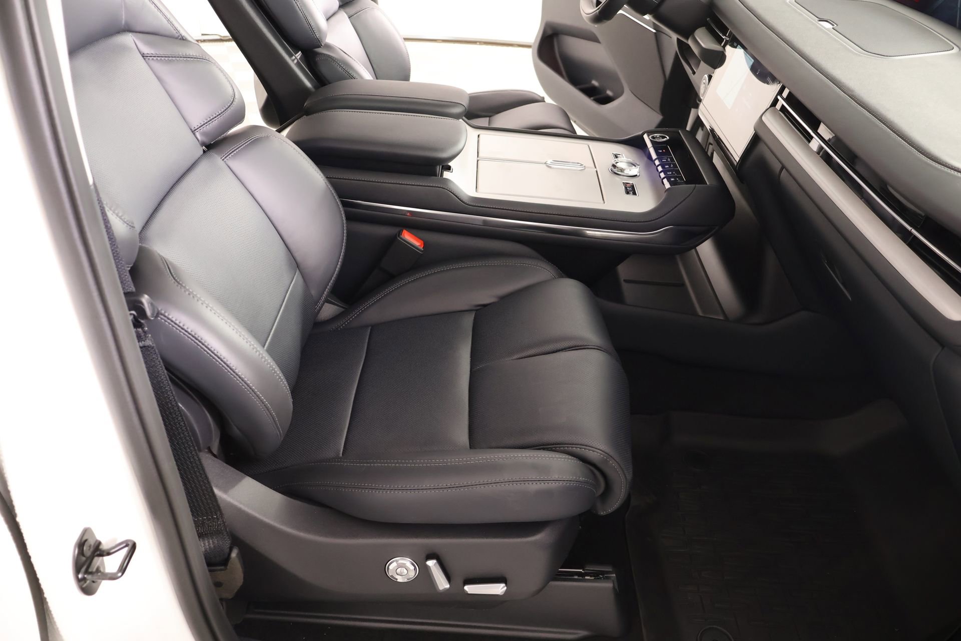 New 2025 Lincoln Navigator Reserve AWD/4WD image 15