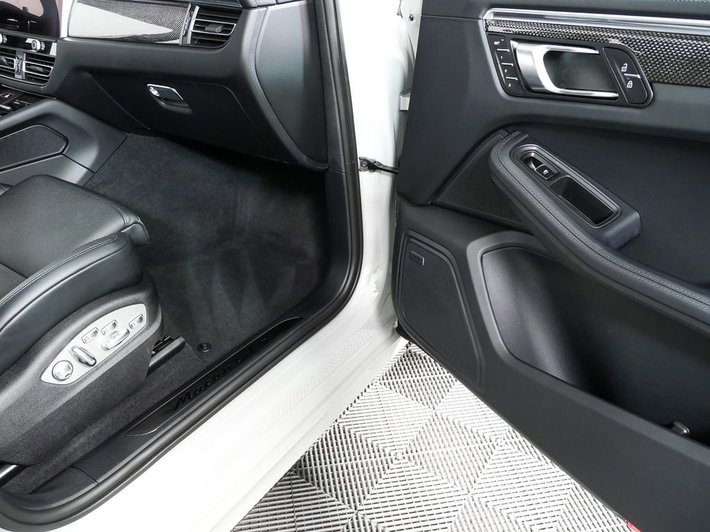 Certified 2025 Porsche Macan GTS image 26