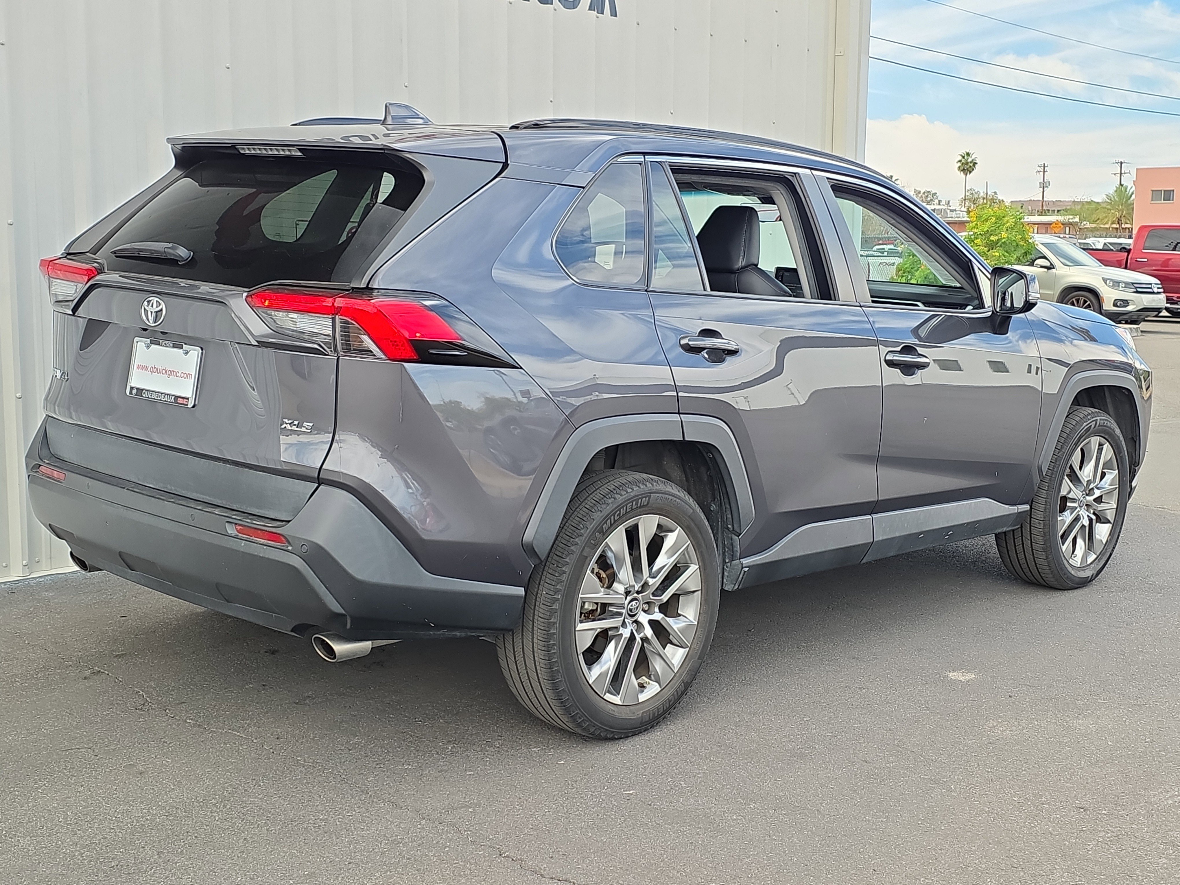 Used 2020 Toyota RAV4 XLE Premium image 9
