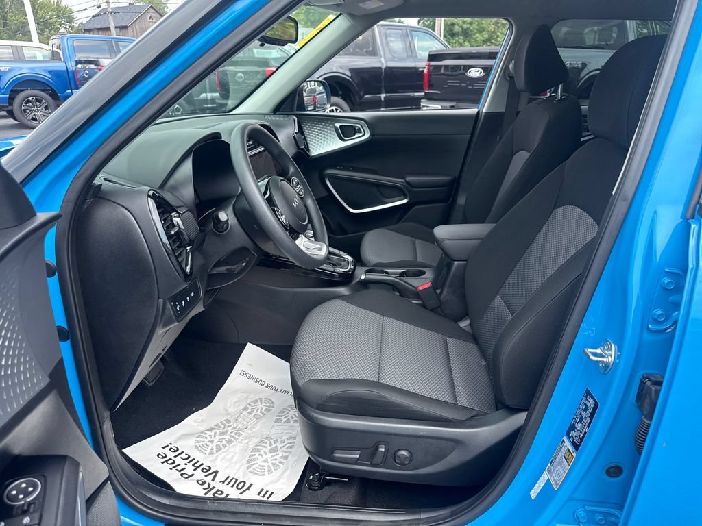 Used 2025 Kia Soul S FWD image 22