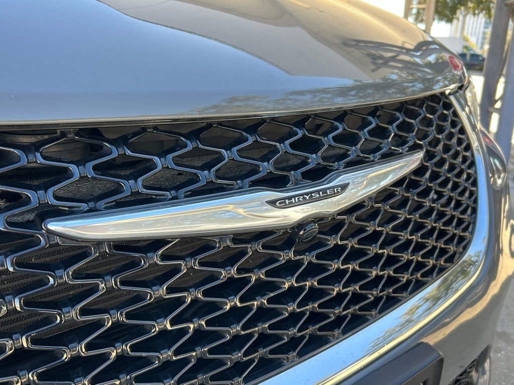 Used 2022 Chrysler Pacifica Touring-L image 39