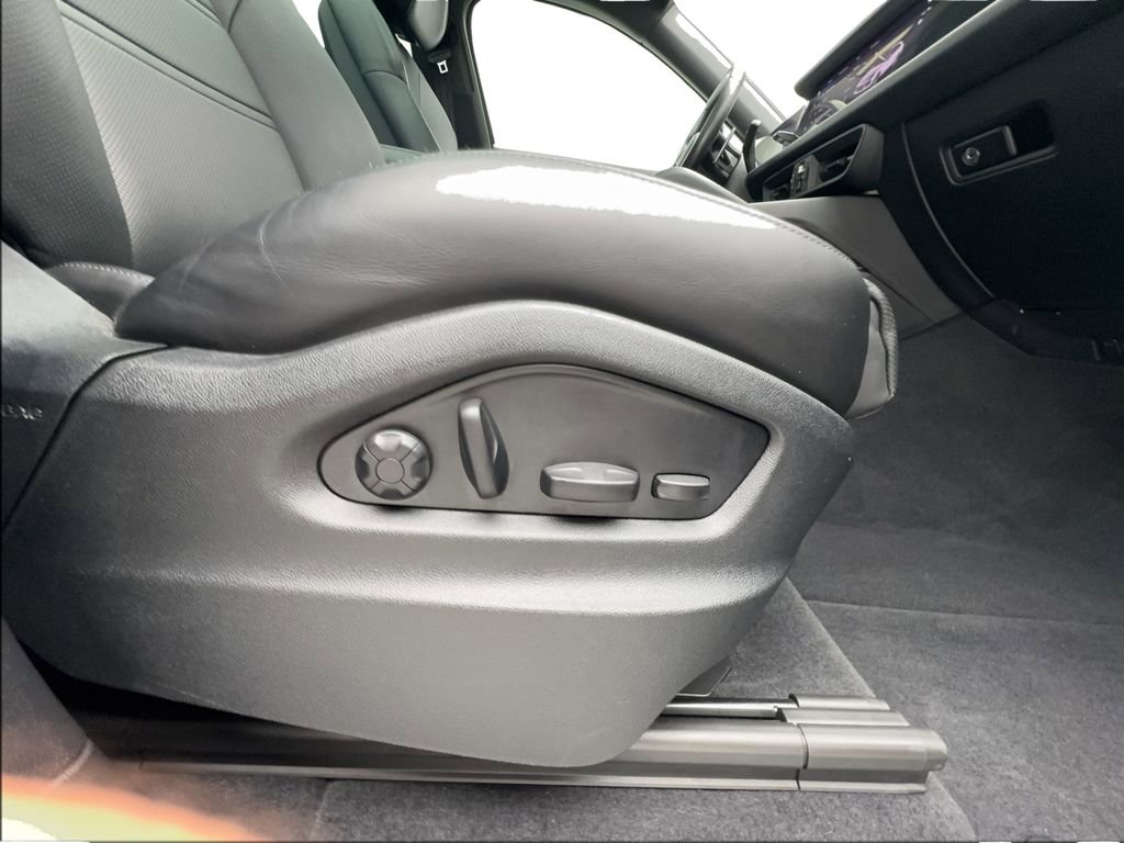 Used 2024 Porsche Cayenne Coupe image 32