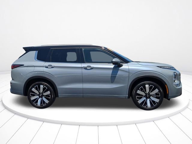 Used 2025 Mitsubishi Outlander SEL image 2