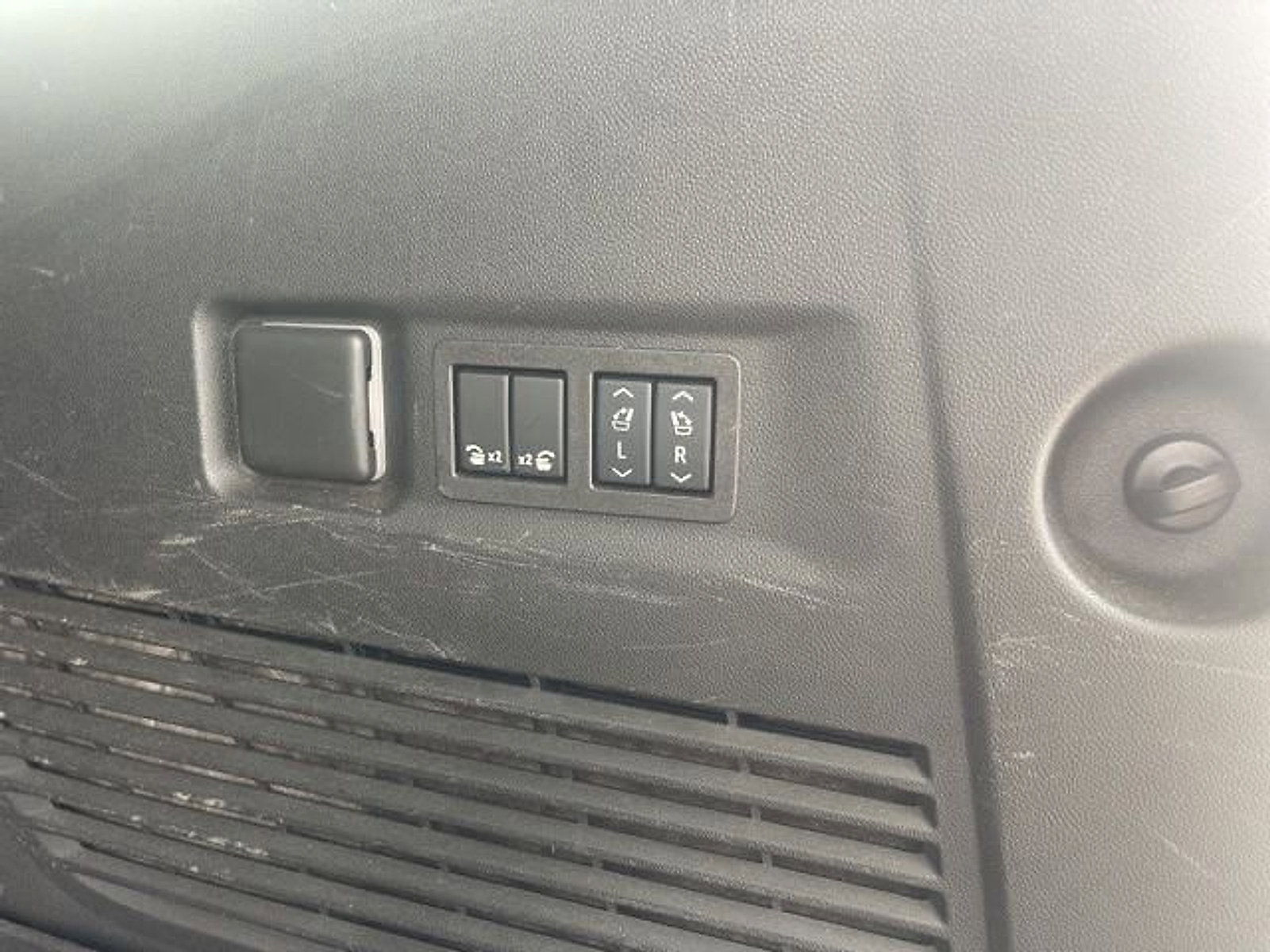 Used 2024 Chevrolet Suburban Premier AWD/4WD image 29